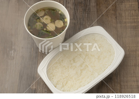レトルトご飯とインスタント味噌汁 118926518
