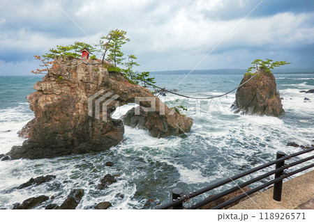 能登金剛の代表的な奇岩　機具岩（夫婦岩） 118926571