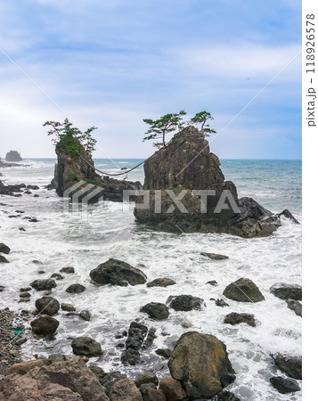 能登金剛の代表的な奇岩　機具岩（夫婦岩） 118926578