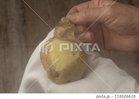 じゃがいも　皮むき　茹でたじゃがいもの皮を手で剥く 118926628