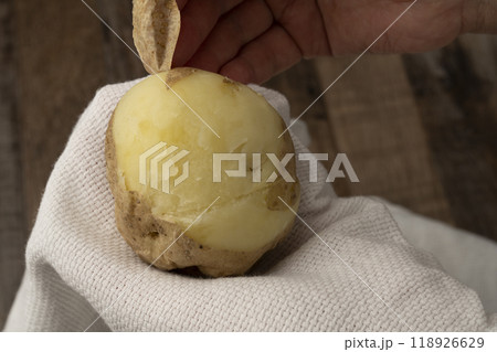 じゃがいも　皮むき　茹でたじゃがいもの皮を手で剥く 118926629