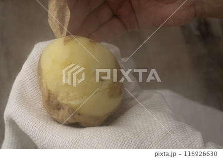 じゃがいも　皮むき　茹でたじゃがいもの皮を手で剥く 118926630