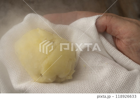 じゃがいも　皮むき　茹でたじゃがいもの皮を手で剥く 118926633