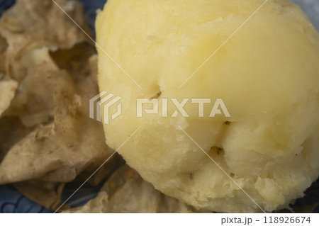じゃがいも　蒸したて皮をむいたじゃがいも 118926674