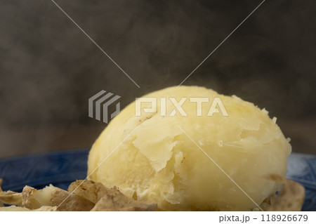 じゃがいも　蒸したて皮をむいたじゃがいも 118926679