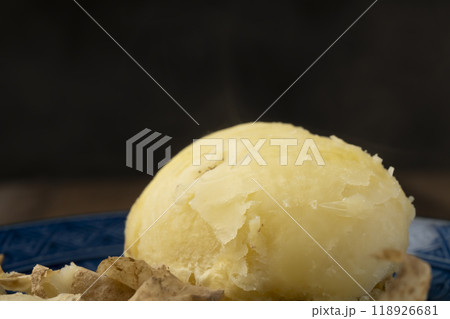 じゃがいも　蒸したて皮をむいたじゃがいも 118926681