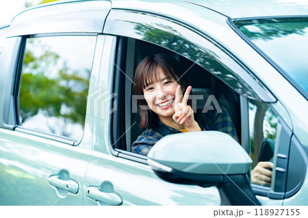 車を運転中の女性 ドライブに行く女性 車を運転中の女性 ドライブに行く女性 118927155