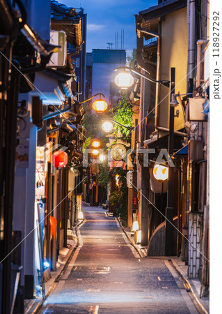 京都 夜明け前の先斗町 京都 夜明け前の先斗町 118927292