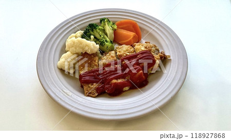 ケチャップがかかったポークソテーと添えられた野菜 ケチャップがかかったポークソテーと添えられた野菜 118927868