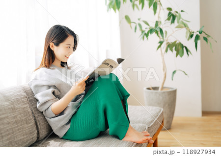 ソファに座って雑誌を読む女性 118927934