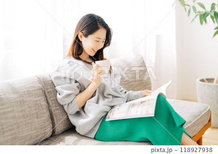 コーヒーを飲みながら雑誌を読む女性 118927938