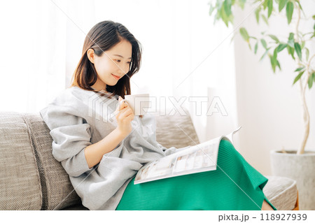 コーヒーを飲みながら雑誌を読む女性 118927939