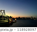 夕暮れに染まる都会の海岸2 118928097