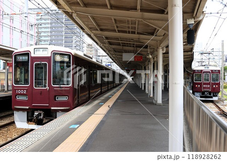 【阪急】1000系と6000系(神戸線・伊丹線:塚口駅) 【阪急】1000系と6000系(神戸線・伊丹線:塚口駅) 118928262