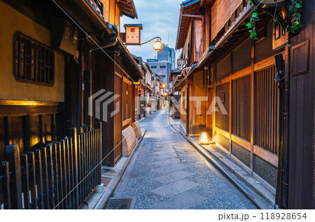 京都　夜明け前の先斗町 118928654