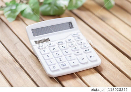 テーブルの上に置かれた電卓 テーブルの上に置かれた電卓 118928835