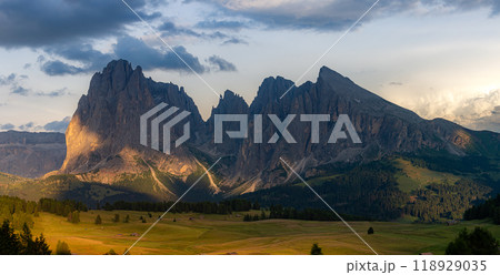 Beautiful mountain range in Alpe Di Suisi, Dolomites Beautiful mountain range in Alpe Di Suisi, Dolomites 118929035