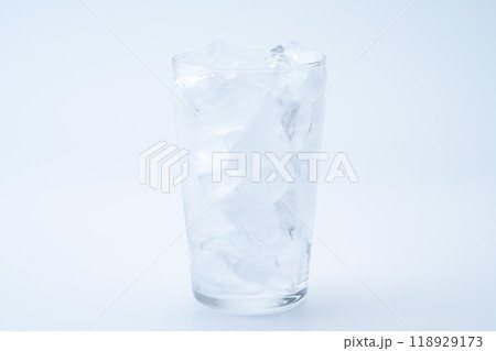 白背景に氷の入ったグラス 白背景に氷の入ったグラス 118929173