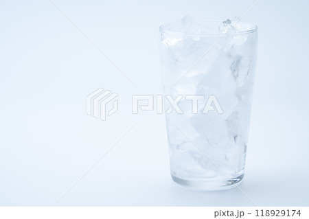 白背景に氷の入ったグラス 白背景に氷の入ったグラス 118929174