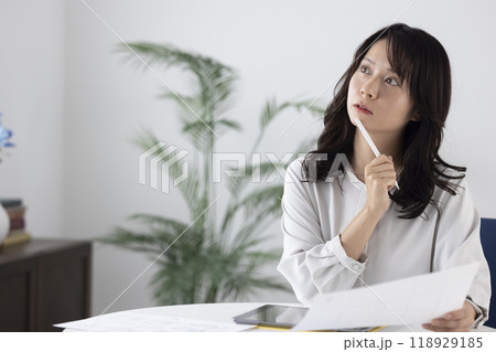 書類とペンを持つビジネスウーマン 118929185