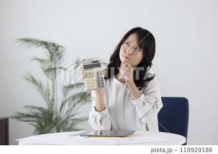 困った表情のビジネスウーマン 困った表情のビジネスウーマン 118929186