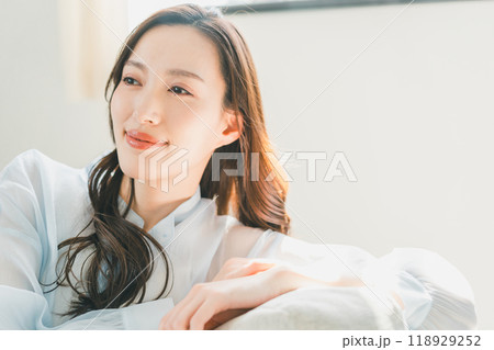 部屋で寛ぐ30代女性 118929252