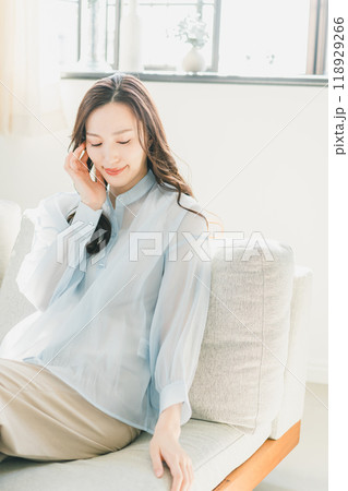 ソファでくつろぐ若い女性 ソファでくつろぐ若い女性 118929266