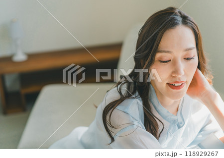 ソファでくつろぐ若い女性 ソファでくつろぐ若い女性 118929267