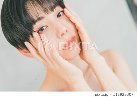 女性の顔の肌悩み 118929307