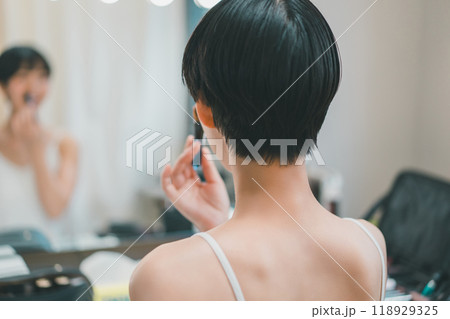 メイクルームでメイクをする若い女性モデル 118929325
