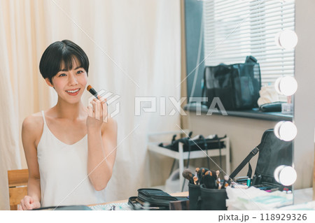 メイクルームでメイクをする若い女性モデル メイクルームでメイクをする若い女性モデル 118929326