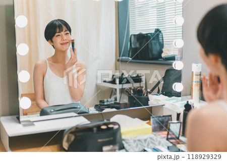 メイクルームでメイクをする若い女性モデル 118929329