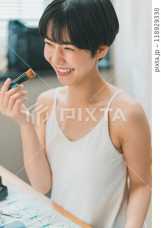 メイクをする若い女性 118929330