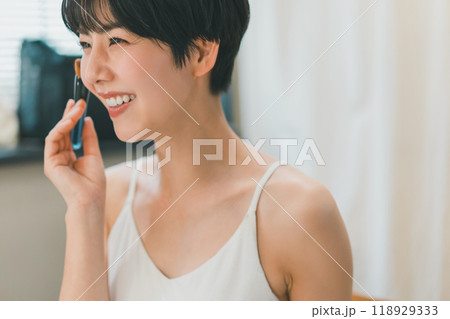 メイクをする若い女性 118929333