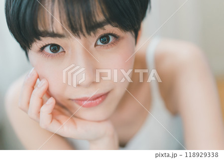 肌の綺麗な若い女性 118929338
