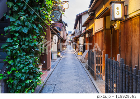 京都　夜が明けた先斗町 118929365