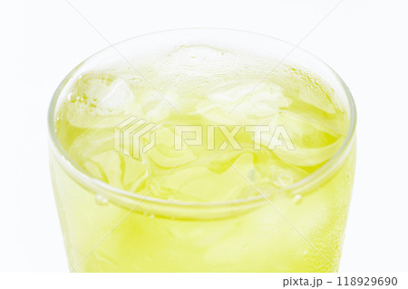 グラスに入った冷たい緑茶のクローズアップ 118929690