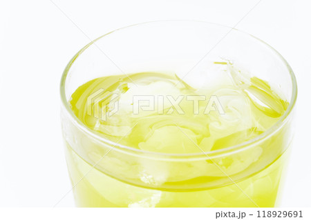 グラスに入った冷たい緑茶のクローズアップ 118929691