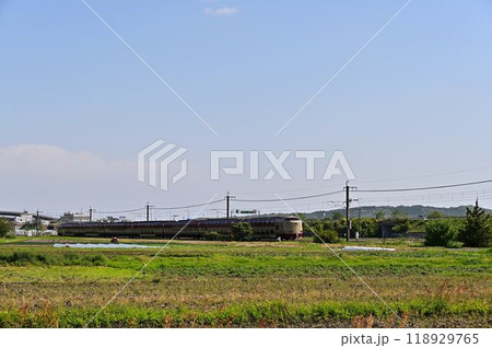 山をバックに走るサンライズ出雲 118929765