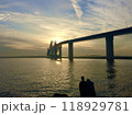 夕焼けに照らされるゲートブリッジ 118929781