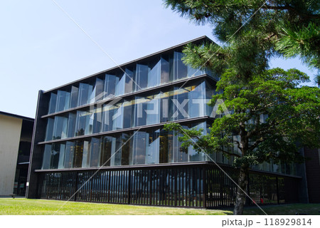 観光うちに建つ近代的建築　和歌の浦アート・キューブ 118929814