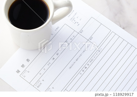 コーヒーを飲みながら、履歴書を書く コーヒーを飲みながら、履歴書を書く 118929917