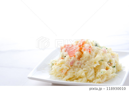定番のお惣菜といえば、ポテトサラダ 118930010
