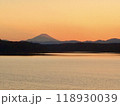 湖畔からの夕焼けの富士山 118930039