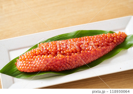 皿に盛り付けた筋子 118930064