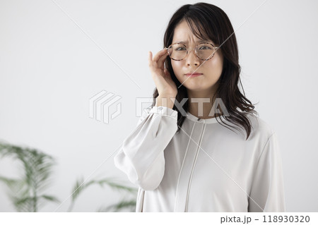 体調不良の女性 118930320