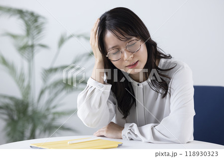 体調不良の女性 118930323