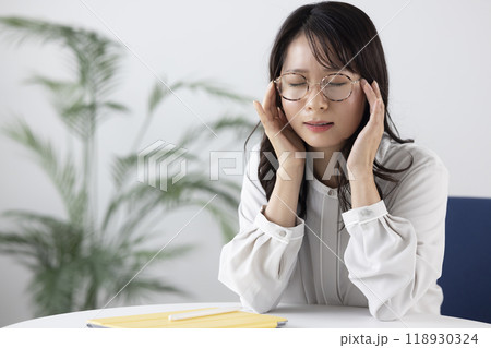 体調不良の女性 118930324