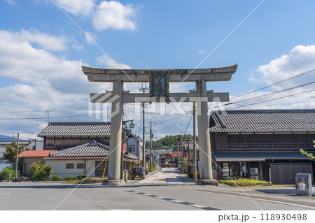 多賀大社前駅 門前町にある一の鳥居 多賀大社前駅 門前町にある一の鳥居 118930498