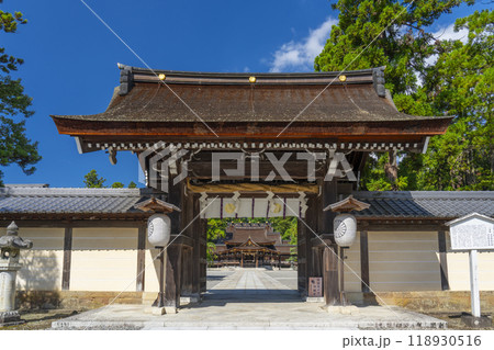 多賀大社 神門から見える拝殿(滋賀県犬上郡多賀町) 多賀大社 神門から見える拝殿(滋賀県犬上郡多賀町) 118930516